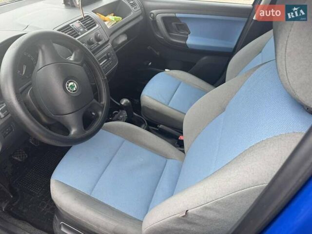 Синий Шкода Фабия, объемом двигателя 1.2 л и пробегом 200 тыс. км за 4200 $, фото 3 на Automoto.ua
