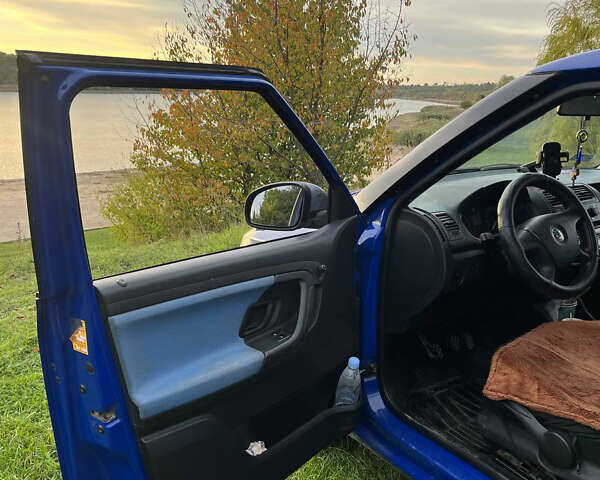 Синий Шкода Фабия, объемом двигателя 1.2 л и пробегом 270 тыс. км за 4500 $, фото 12 на Automoto.ua