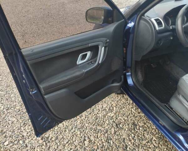 Синий Шкода Фабия, объемом двигателя 1.4 л и пробегом 219 тыс. км за 4449 $, фото 3 на Automoto.ua