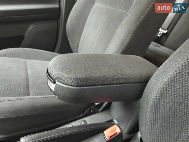 Синий Шкода Фабия, объемом двигателя 1.6 л и пробегом 243 тыс. км за 6400 $, фото 55 на Automoto.ua