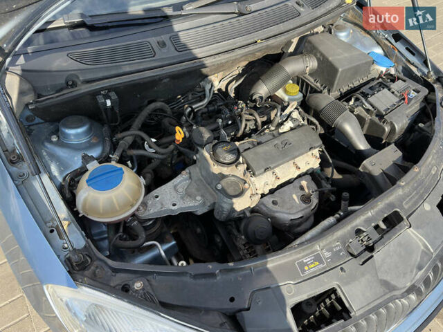 Синий Шкода Фабия, объемом двигателя 1.2 л и пробегом 265 тыс. км за 4000 $, фото 12 на Automoto.ua