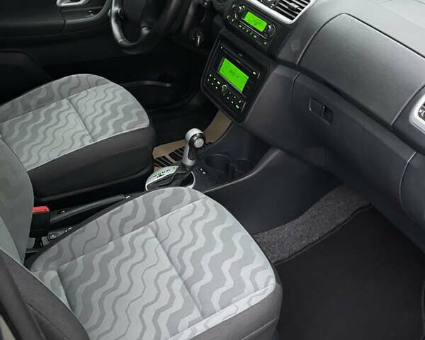 Синий Шкода Фабия, объемом двигателя 1.6 л и пробегом 229 тыс. км за 7200 $, фото 14 на Automoto.ua