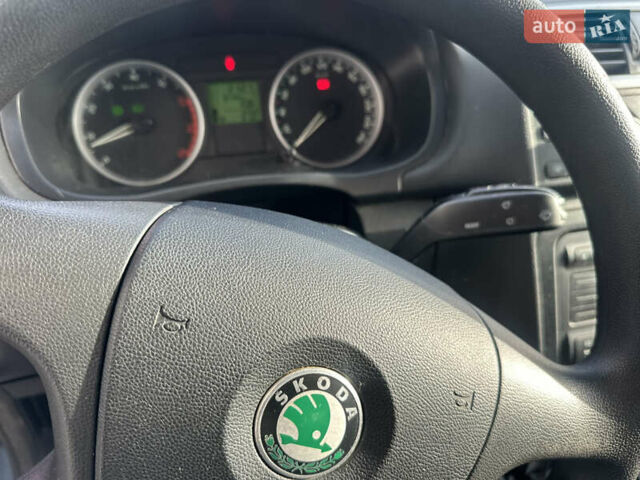 Синий Шкода Фабия, объемом двигателя 1.6 л и пробегом 205 тыс. км за 5150 $, фото 3 на Automoto.ua