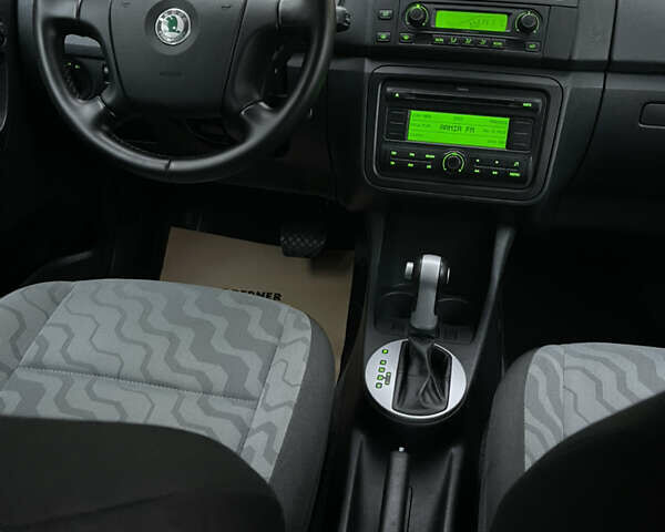 Синий Шкода Фабия, объемом двигателя 1.6 л и пробегом 229 тыс. км за 7200 $, фото 11 на Automoto.ua