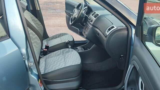 Синий Шкода Фабия, объемом двигателя 1.4 л и пробегом 245 тыс. км за 5600 $, фото 11 на Automoto.ua