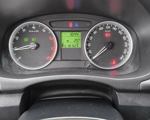 Синий Шкода Фабия, объемом двигателя 1.6 л и пробегом 181 тыс. км за 5500 $, фото 9 на Automoto.ua