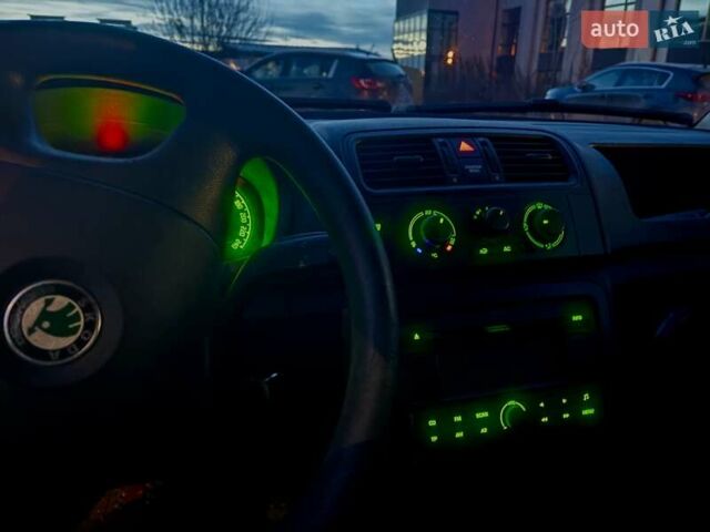 Синий Шкода Фабия, объемом двигателя 1.2 л и пробегом 209 тыс. км за 4100 $, фото 3 на Automoto.ua