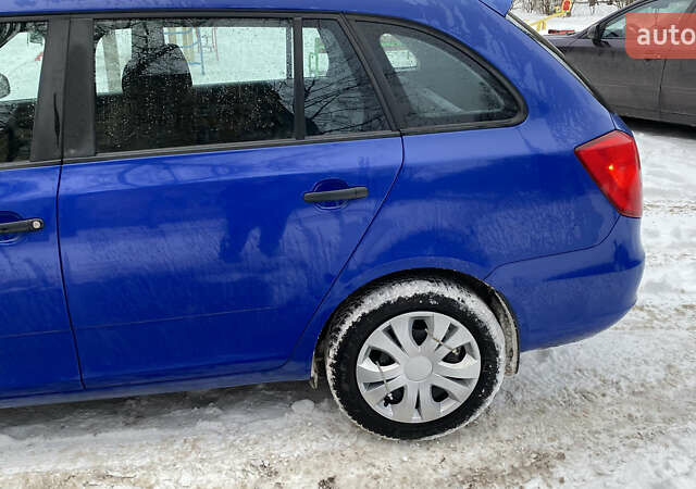 Синий Шкода Фабия, объемом двигателя 1.2 л и пробегом 255 тыс. км за 3700 $, фото 4 на Automoto.ua