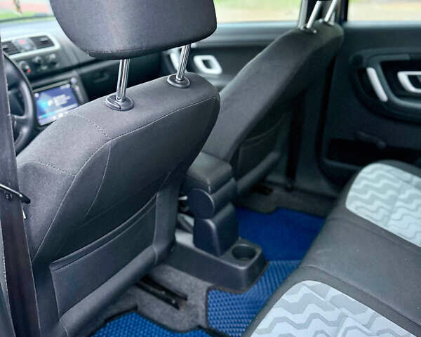 Синий Шкода Фабия, объемом двигателя 1.6 л и пробегом 238 тыс. км за 6999 $, фото 11 на Automoto.ua