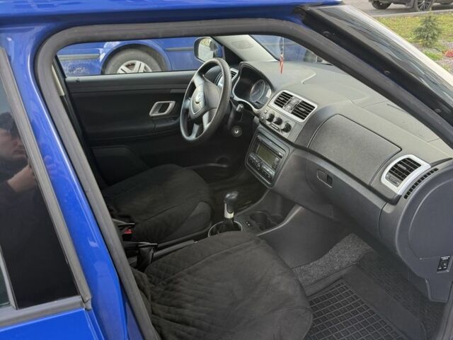 Синий Шкода Фабия, объемом двигателя 1.2 л и пробегом 150 тыс. км за 4500 $, фото 5 на Automoto.ua