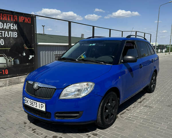Синий Шкода Фабия, объемом двигателя 1.39 л и пробегом 302 тыс. км за 4800 $, фото 1 на Automoto.ua