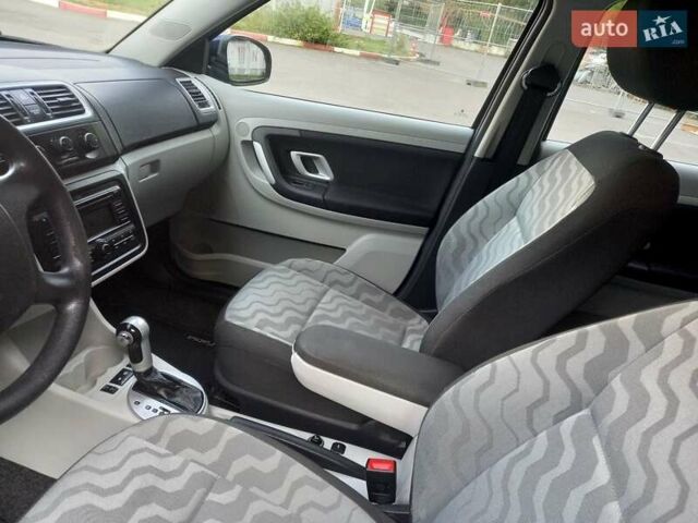 Синий Шкода Фабия, объемом двигателя 1.6 л и пробегом 230 тыс. км за 7550 $, фото 97 на Automoto.ua