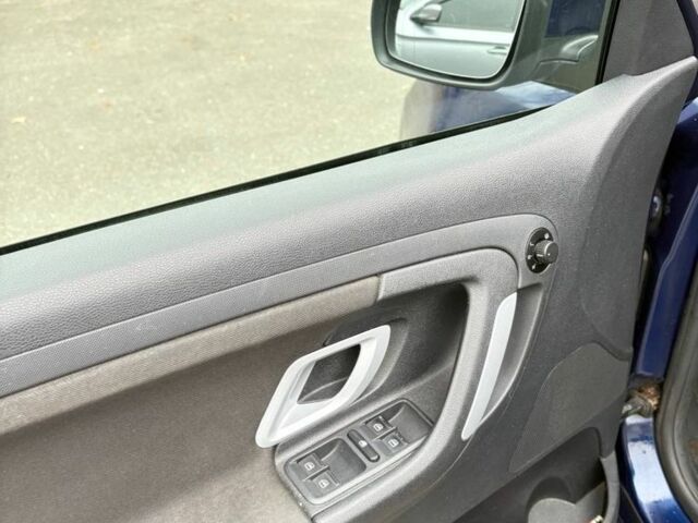 Синій Шкода Фабія, об'ємом двигуна 1.4 л та пробігом 300 тис. км за 3400 $, фото 7 на Automoto.ua