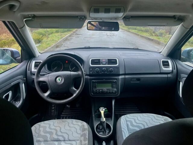 Синий Шкода Фабия, объемом двигателя 1.4 л и пробегом 270 тыс. км за 1500 $, фото 6 на Automoto.ua