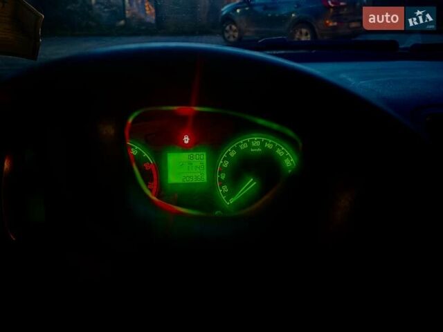 Синий Шкода Фабия, объемом двигателя 1.2 л и пробегом 209 тыс. км за 4100 $, фото 2 на Automoto.ua