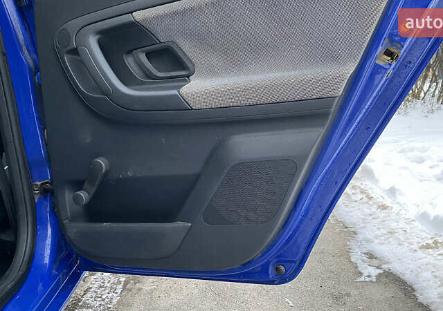 Синий Шкода Фабия, объемом двигателя 1.2 л и пробегом 255 тыс. км за 3700 $, фото 23 на Automoto.ua