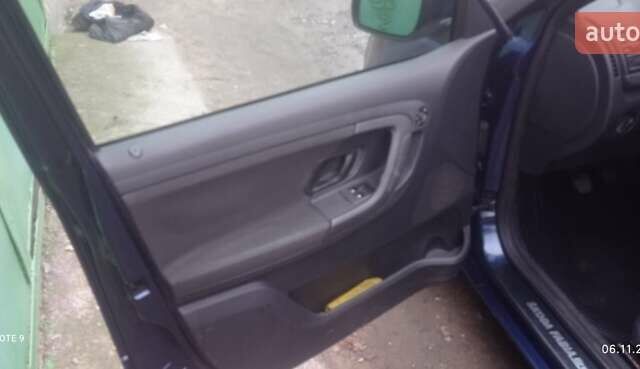 Синий Шкода Фабия, объемом двигателя 1.2 л и пробегом 250 тыс. км за 3400 $, фото 1 на Automoto.ua