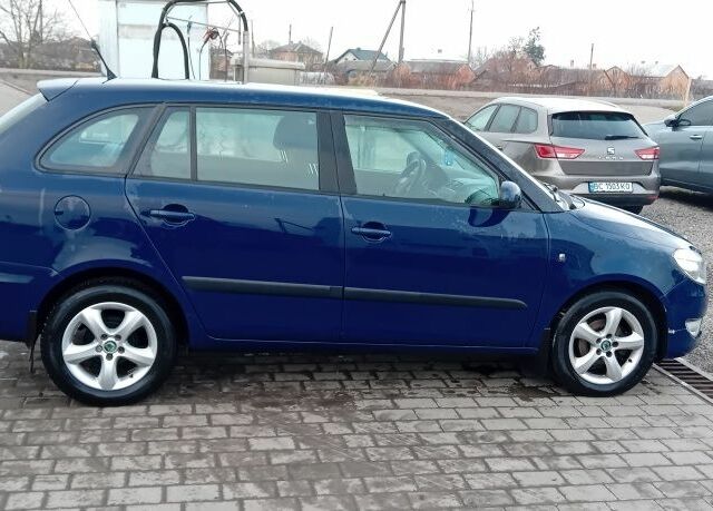 Синий Шкода Фабия, объемом двигателя 1.2 л и пробегом 222 тыс. км за 4500 $, фото 2 на Automoto.ua