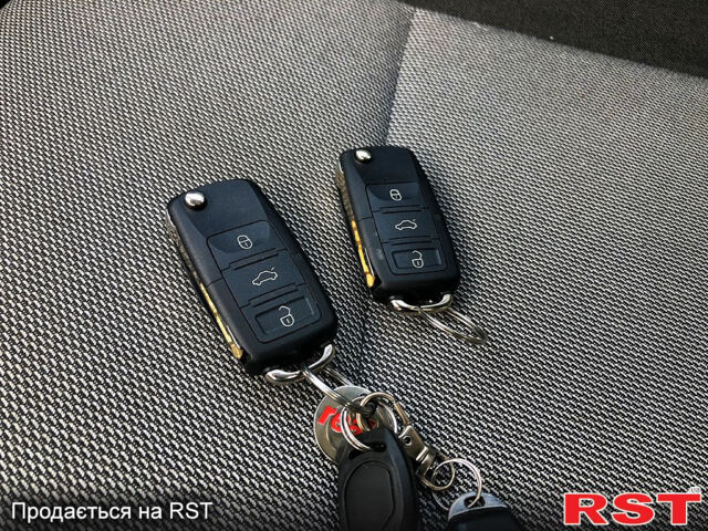 Синий Шкода Фабия, объемом двигателя 1.2 л и пробегом 212 тыс. км за 4500 $, фото 5 на Automoto.ua