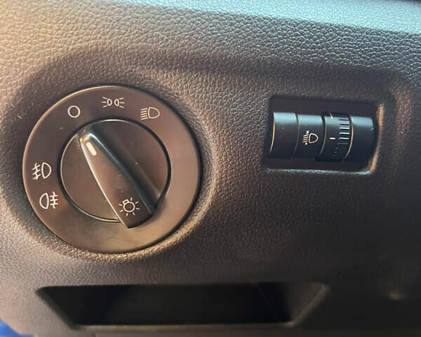 Синій Шкода Фабія, об'ємом двигуна 1.6 л та пробігом 214 тис. км за 5400 $, фото 13 на Automoto.ua