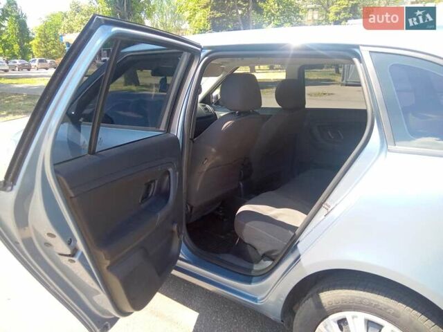 Синій Шкода Фабія, об'ємом двигуна 1.2 л та пробігом 300 тис. км за 4500 $, фото 3 на Automoto.ua