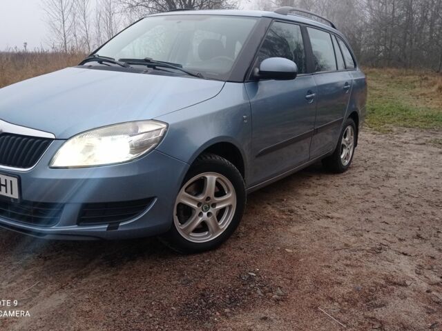 Синий Шкода Фабия, объемом двигателя 1.6 л и пробегом 235 тыс. км за 5600 $, фото 2 на Automoto.ua