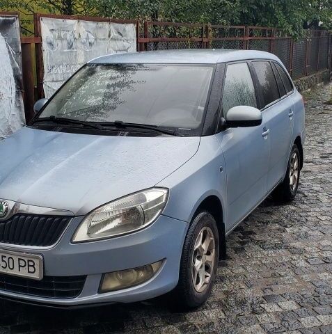 Синий Шкода Фабия, объемом двигателя 1.4 л и пробегом 465 тыс. км за 4500 $, фото 2 на Automoto.ua