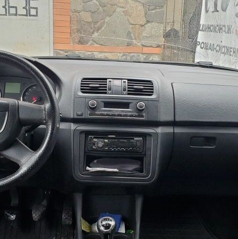 Синий Шкода Фабия, объемом двигателя 1.4 л и пробегом 465 тыс. км за 4500 $, фото 7 на Automoto.ua