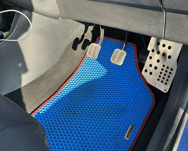 Синій Шкода Фабія, об'ємом двигуна 1.6 л та пробігом 328 тис. км за 5000 $, фото 7 на Automoto.ua