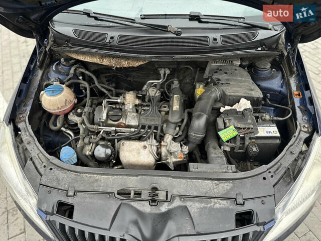 Синий Шкода Фабия, объемом двигателя 1.2 л и пробегом 232 тыс. км за 3999 $, фото 34 на Automoto.ua