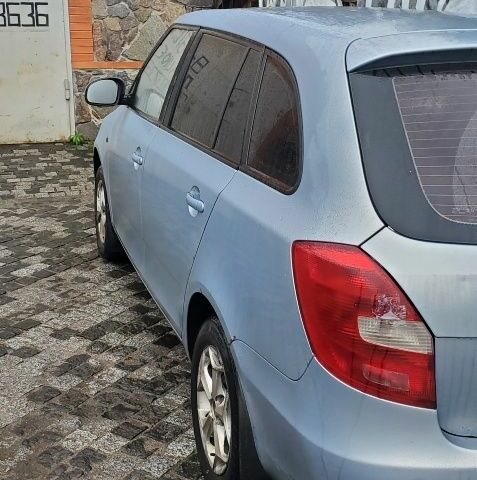 Синий Шкода Фабия, объемом двигателя 1.4 л и пробегом 465 тыс. км за 4500 $, фото 3 на Automoto.ua