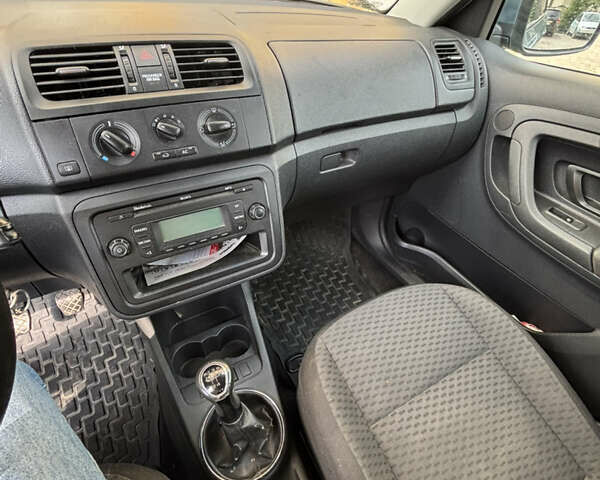 Синий Шкода Фабия, объемом двигателя 1.6 л и пробегом 205 тыс. км за 6200 $, фото 9 на Automoto.ua