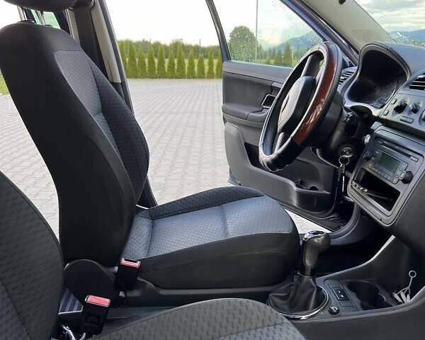 Синий Шкода Фабия, объемом двигателя 1.6 л и пробегом 229 тыс. км за 5859 $, фото 3 на Automoto.ua