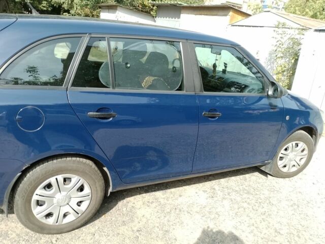 Синий Шкода Фабия, объемом двигателя 0 л и пробегом 207 тыс. км за 5500 $, фото 2 на Automoto.ua