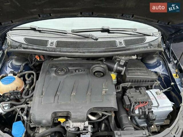 Синий Шкода Фабия, объемом двигателя 1.6 л и пробегом 268 тыс. км за 6300 $, фото 1 на Automoto.ua