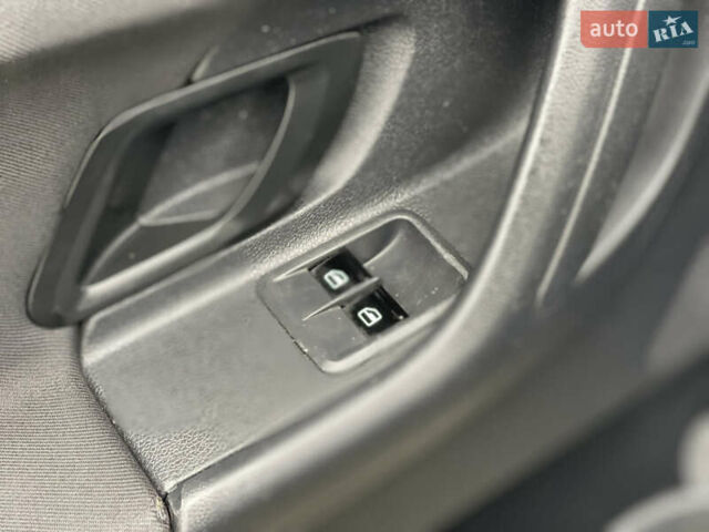 Синій Шкода Фабія, об'ємом двигуна 1.6 л та пробігом 317 тис. км за 5800 $, фото 14 на Automoto.ua