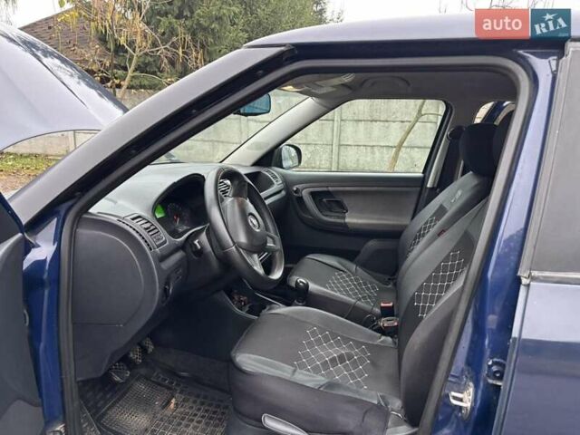 Синий Шкода Фабия, объемом двигателя 1.6 л и пробегом 268 тыс. км за 6300 $, фото 4 на Automoto.ua