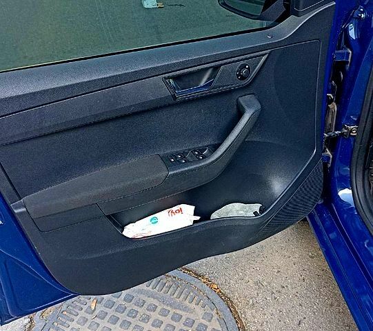 Синий Шкода Фабия, объемом двигателя 1 л и пробегом 130 тыс. км за 7200 $, фото 7 на Automoto.ua