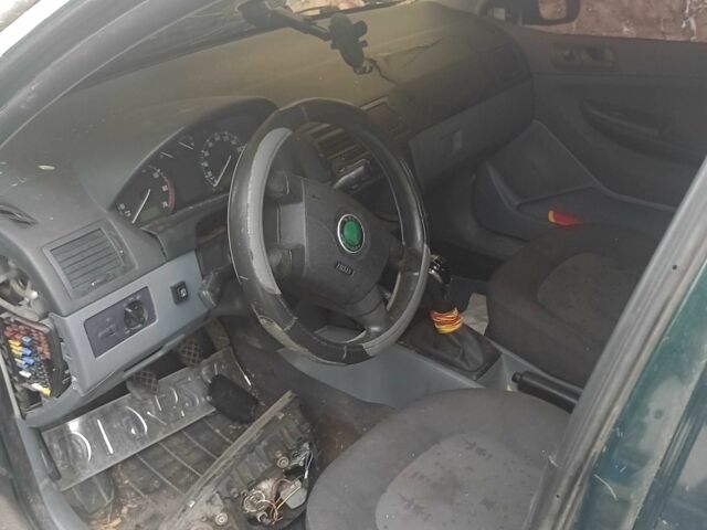 Зеленый Шкода Фабия, объемом двигателя 1.4 л и пробегом 100 тыс. км за 500 $, фото 1 на Automoto.ua