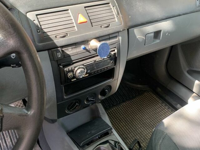 Зеленый Шкода Фабия, объемом двигателя 1.4 л и пробегом 261 тыс. км за 3500 $, фото 6 на Automoto.ua