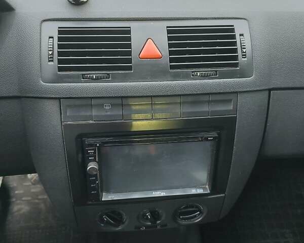 Зеленый Шкода Фабия, объемом двигателя 1.4 л и пробегом 210 тыс. км за 4200 $, фото 10 на Automoto.ua