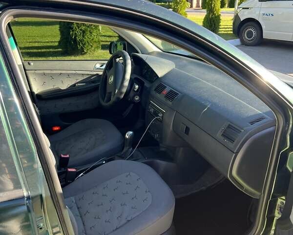 Зеленый Шкода Фабия, объемом двигателя 1.39 л и пробегом 200 тыс. км за 3400 $, фото 6 на Automoto.ua