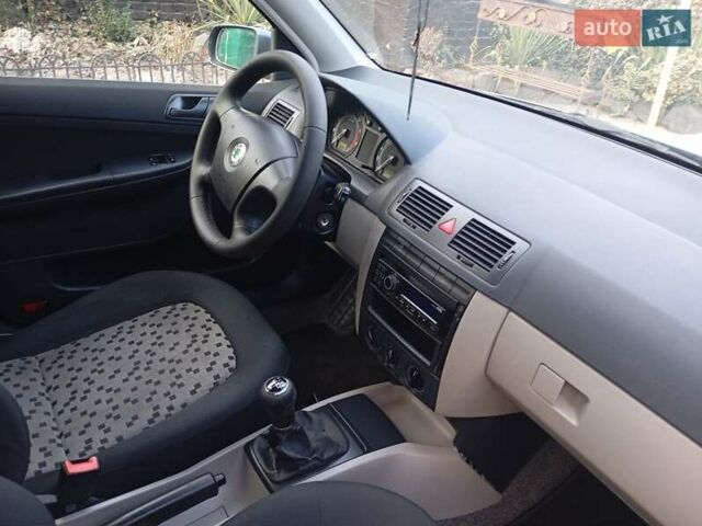 Зеленый Шкода Фабия, объемом двигателя 1.4 л и пробегом 200 тыс. км за 4150 $, фото 15 на Automoto.ua