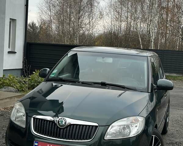 Зеленый Шкода Фабия, объемом двигателя 1.39 л и пробегом 225 тыс. км за 5200 $, фото 1 на Automoto.ua