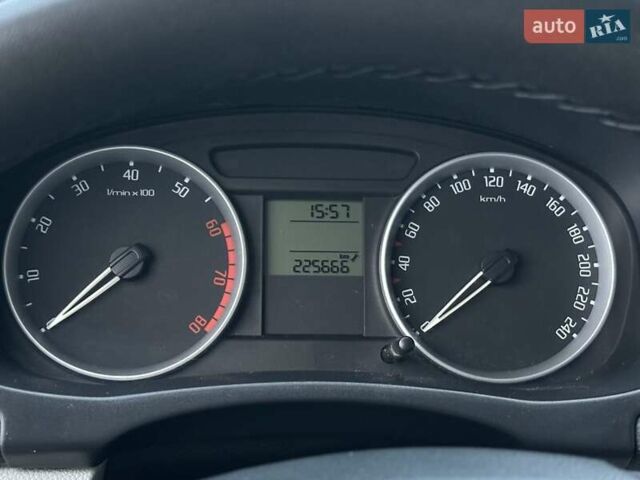 Зеленый Шкода Фабия, объемом двигателя 1.39 л и пробегом 225 тыс. км за 5200 $, фото 27 на Automoto.ua