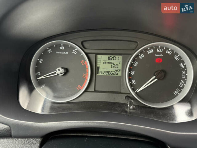 Зеленый Шкода Фабия, объемом двигателя 1.6 л и пробегом 226 тыс. км за 6300 $, фото 30 на Automoto.ua