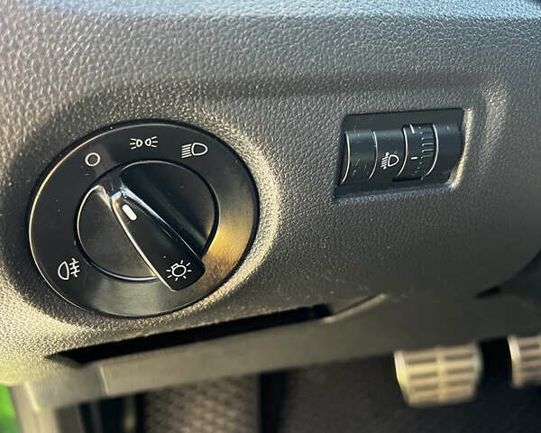 Зеленый Шкода Фабия, объемом двигателя 1.39 л и пробегом 229 тыс. км за 8800 $, фото 21 на Automoto.ua