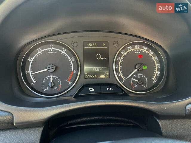 Зеленый Шкода Фабия, объемом двигателя 1.39 л и пробегом 229 тыс. км за 8800 $, фото 13 на Automoto.ua