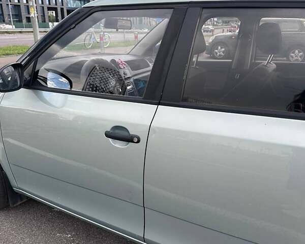 Зеленый Шкода Фабия, объемом двигателя 1.2 л и пробегом 300 тыс. км за 4150 $, фото 4 на Automoto.ua