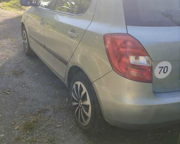 Зеленый Шкода Фабия, объемом двигателя 1.2 л и пробегом 170 тыс. км за 7500 $, фото 6 на Automoto.ua